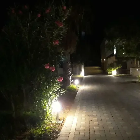 Holiday home Casetta Con Veranda E Giardino A 150 Metri Dal Mare